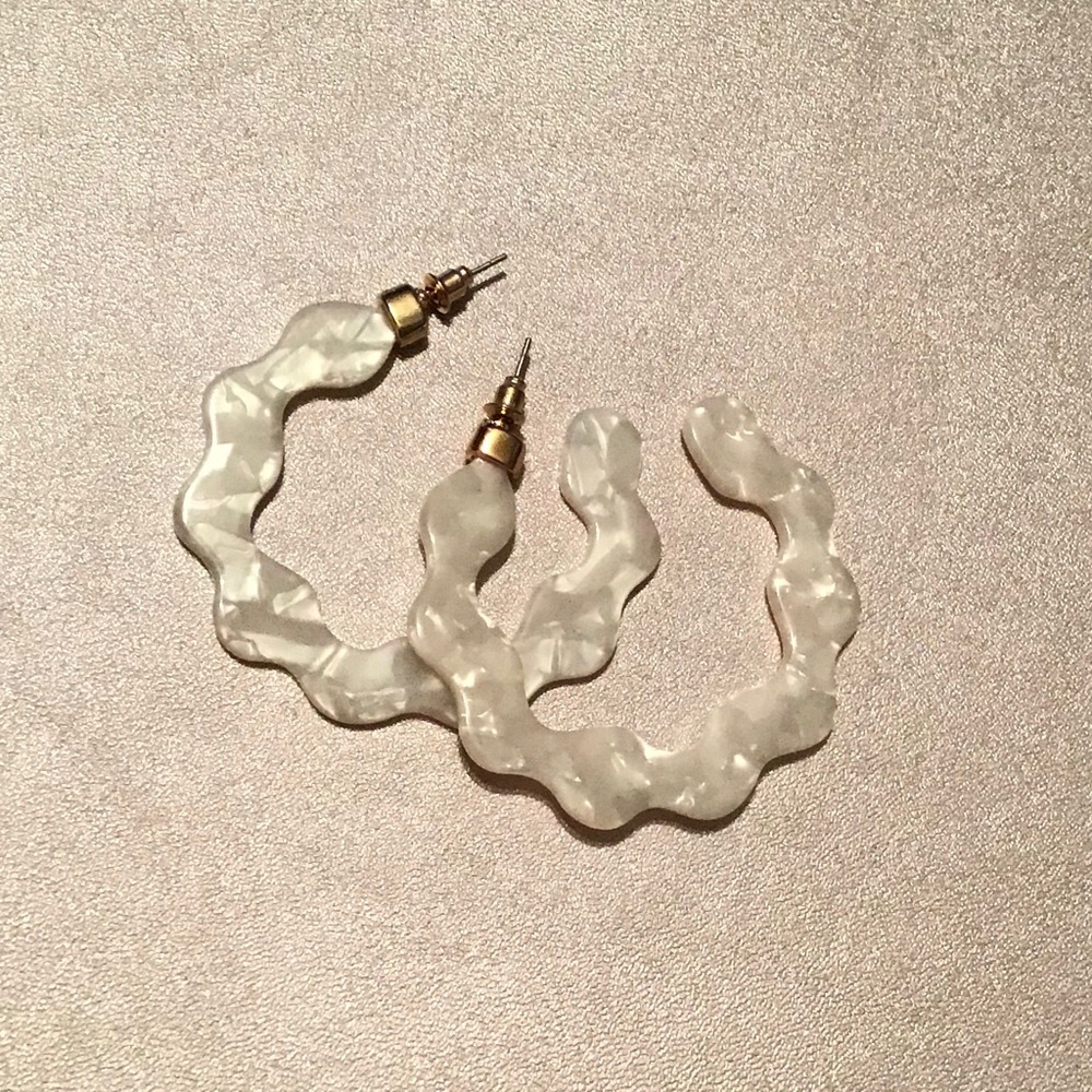 Pearlescent Hoop Earrings 💕